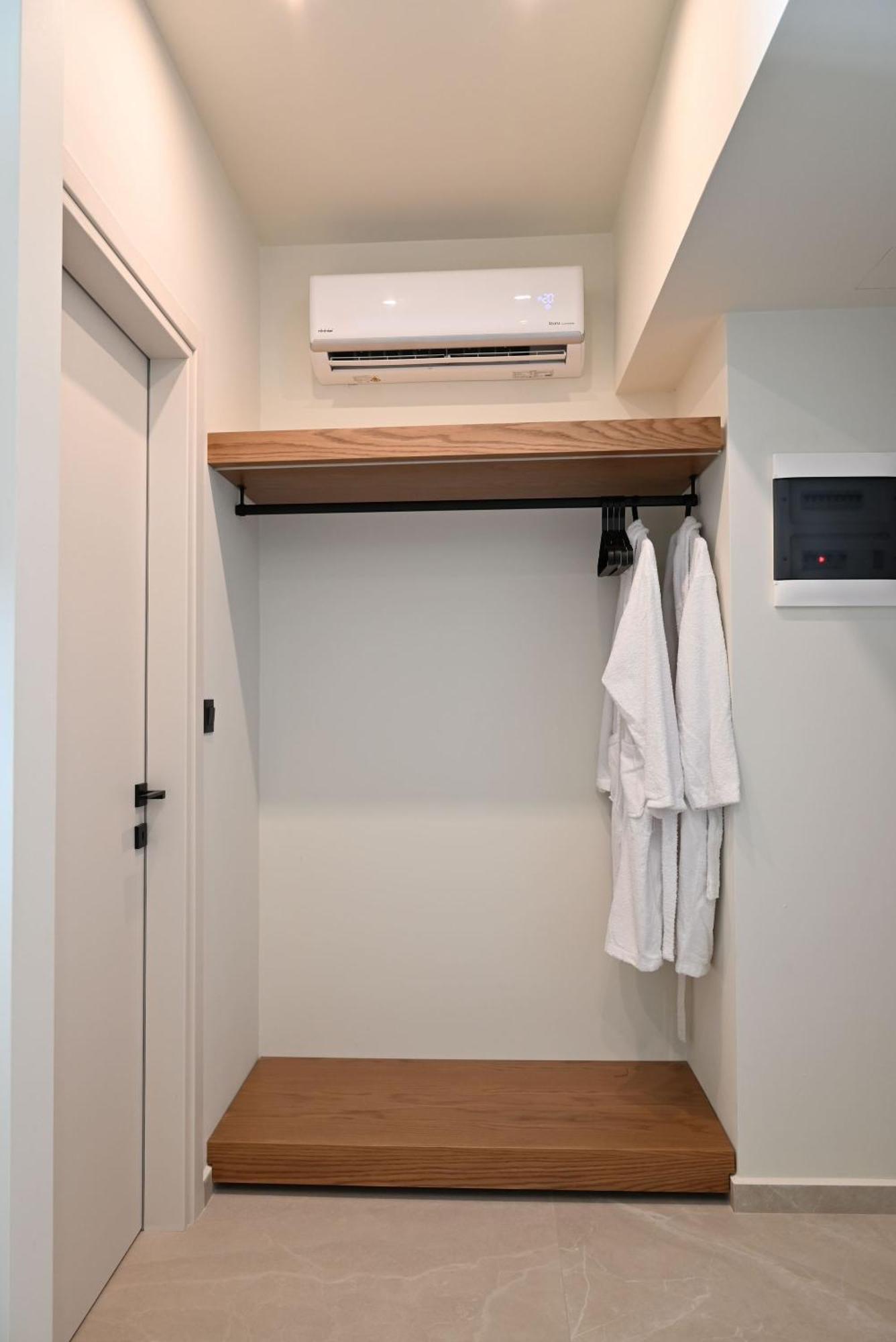 Rhotheon Suites In 伊利索斯 外观 照片