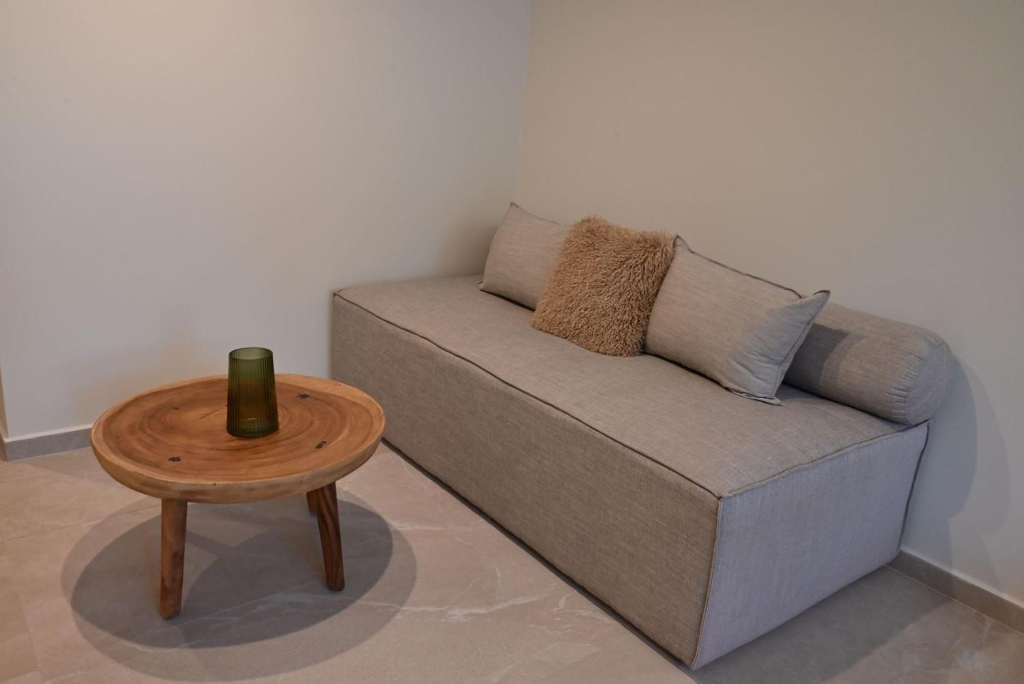 Rhotheon Suites In 伊利索斯 外观 照片